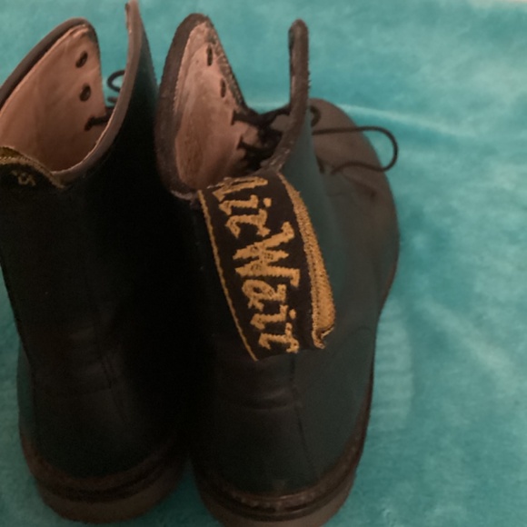 Dr.MARTEN ORIGINAL BOOTS Sz 7 Men / Sz 8 Women